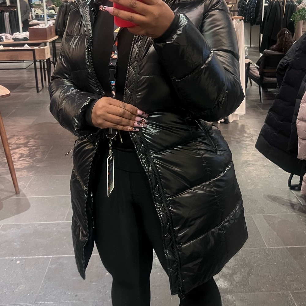 Aritzia: Black gloss SUPER SNUG Puffer mid with Fur (Limited Edition) - Picture 7 of 13